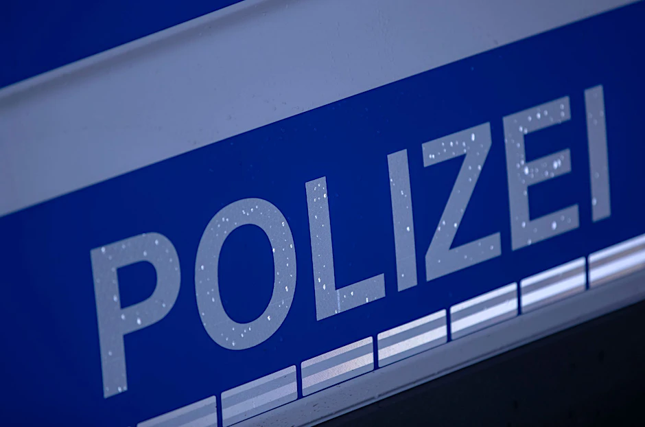 Der reflektierende Schriftzug „Polizei“&nbsp;ist auf einem Streifenwagen zu sehen