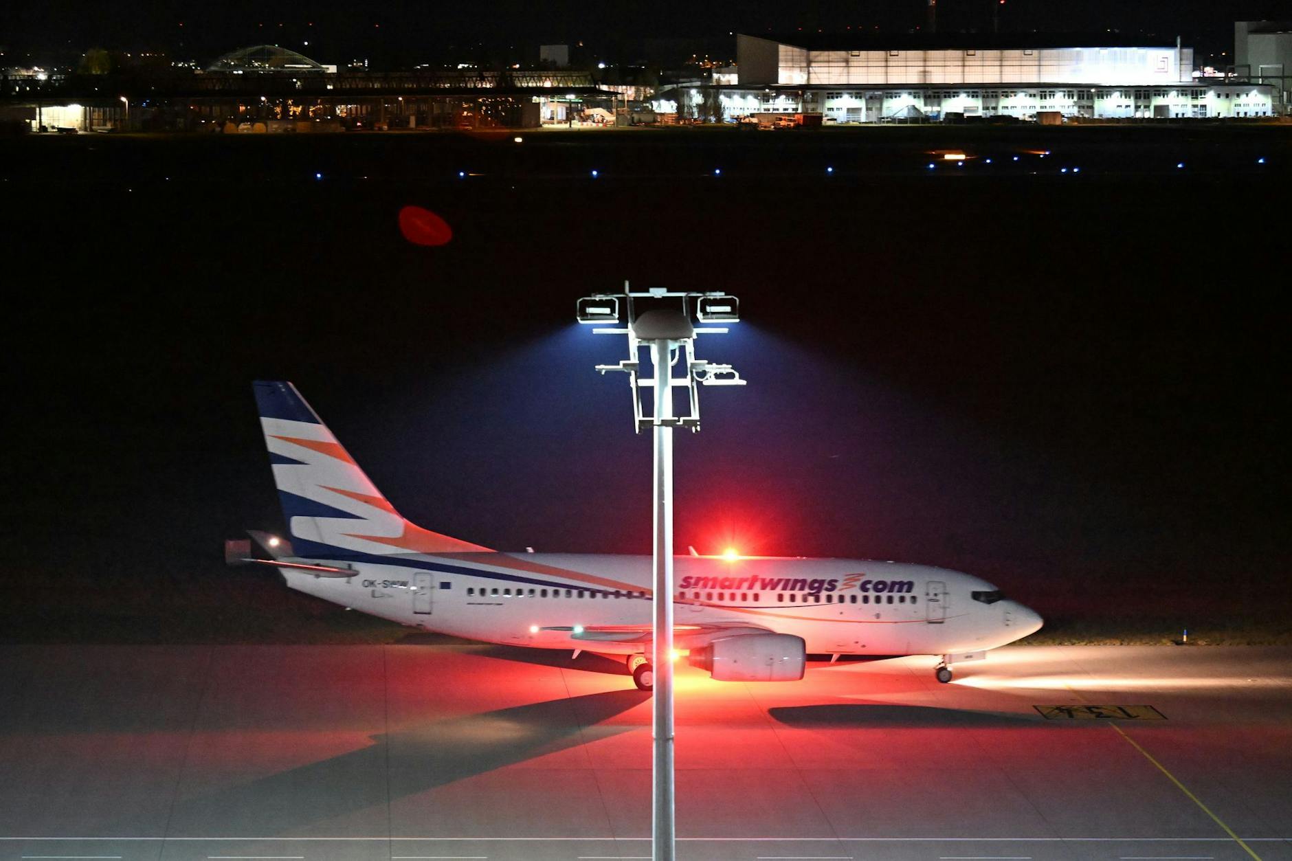 Ein Flugzeug bringt Flüchtlinge aus Afghanistan nach Deutschland. Die Menschen gelten als besonders gefährdet und sind Teil eines Aufnahmeprogramms des Bundes.