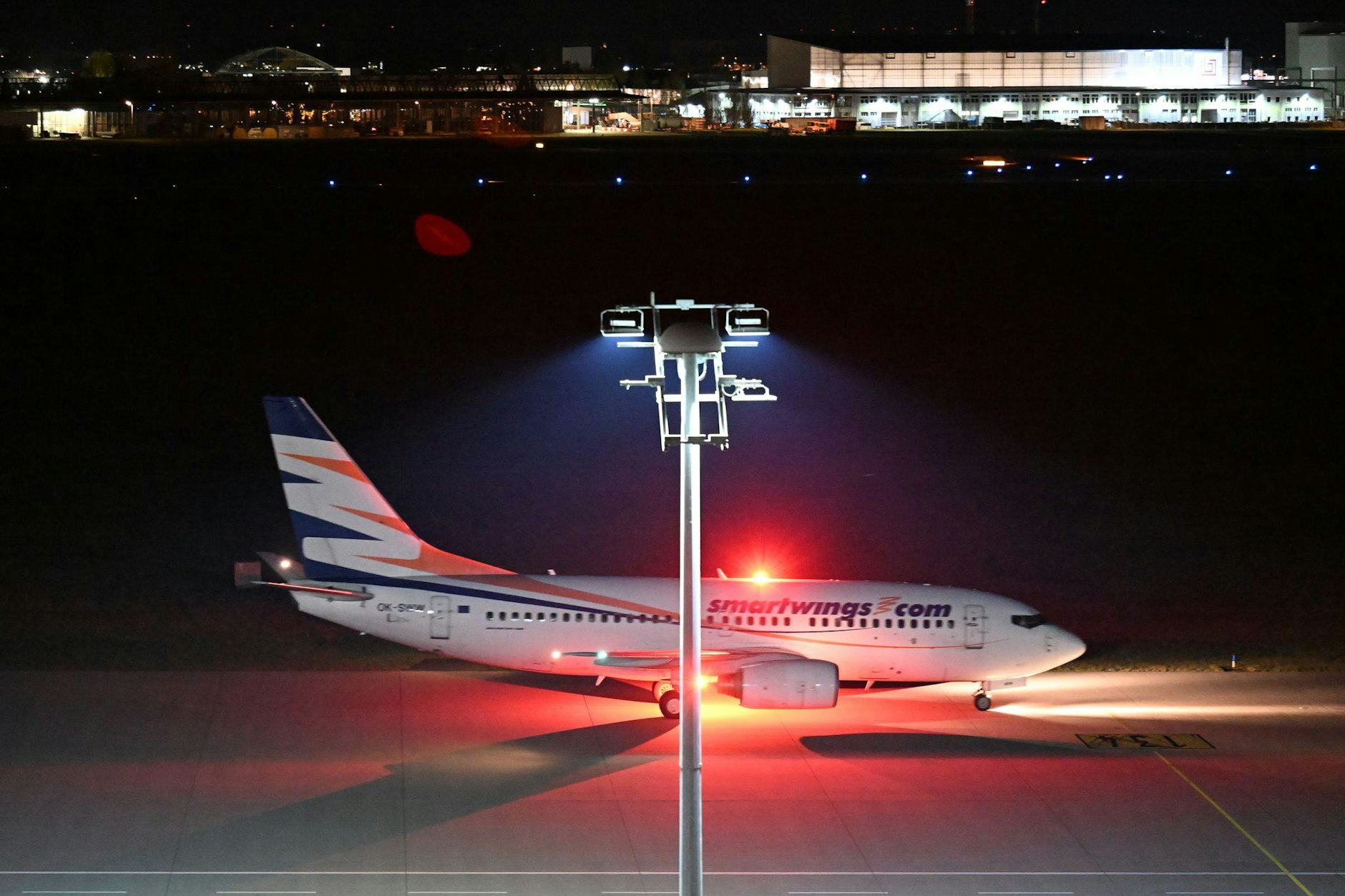 Ein Flugzeug bringt Flüchtlinge aus Afghanistan nach Deutschland. Die Menschen gelten als besonders gefährdet und sind Teil eines Aufnahmeprogramms des Bundes.