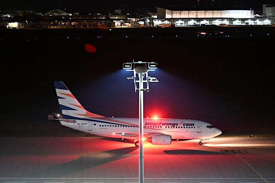 Ein Flugzeug bringt Flüchtlinge aus Afghanistan nach Deutschland. Die Menschen gelten als besonders gefährdet und sind Teil eines Aufnahmeprogramms des Bundes.