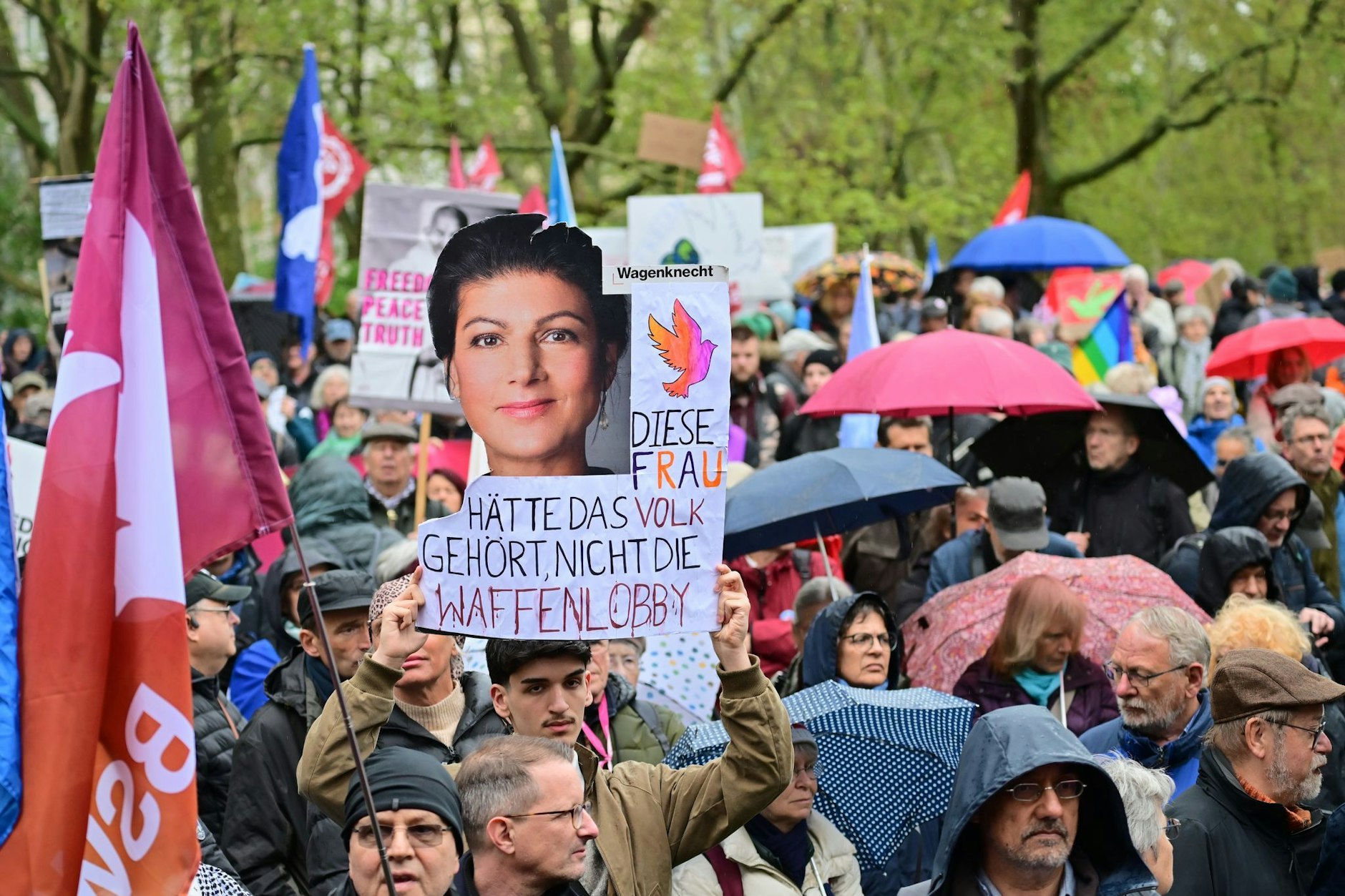 Ein Mann hält während der Demonstration «Ostermarsch 2025 - Wir sagen JA zum Frieden» auf dem Mariannenplatz ein Bild der Politikerin Sahra Wagenknecht mit dem Schriftzug „Diese Frau hätte das Volk gehört, nicht die Waffenlobby“ hoch. Auch 2025 fanden unter dem Eindruck des Krieges Russlands gegen die Ukraine bundesweit zahlreiche Ostermärsche statt.