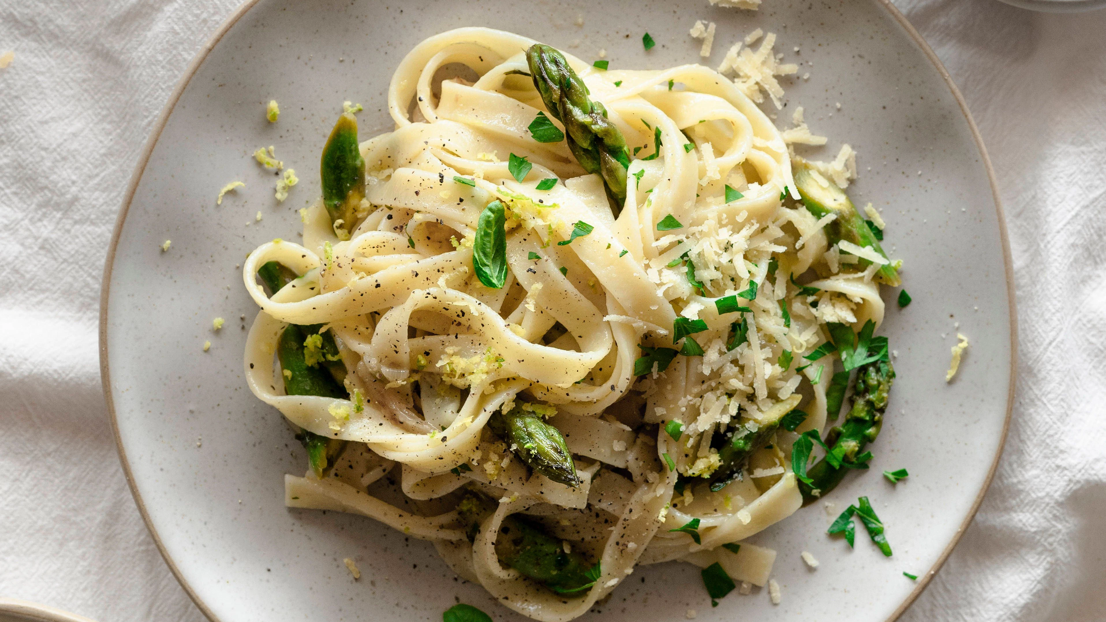 Probieren Sie das Rezept für Spargel-Pasta gleich mal aus. 