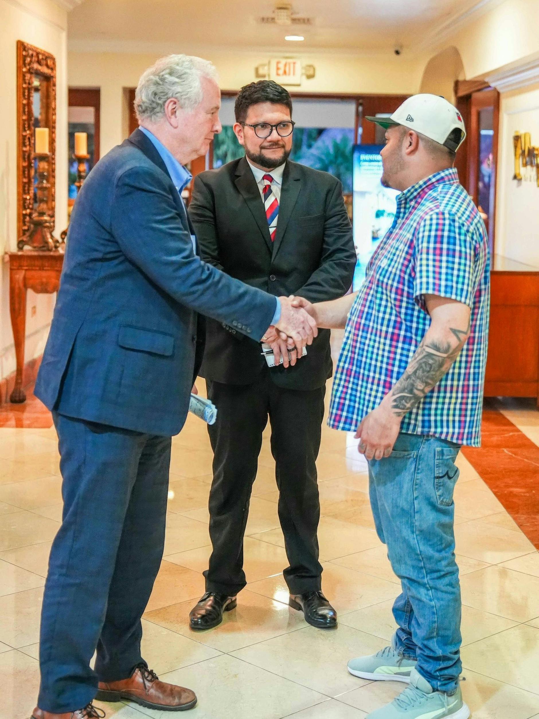 US-Senator Chris Van Hollen bei einem Treffen mit dem versehentlich abgeschobenen Kilmar Àbrego Garcia