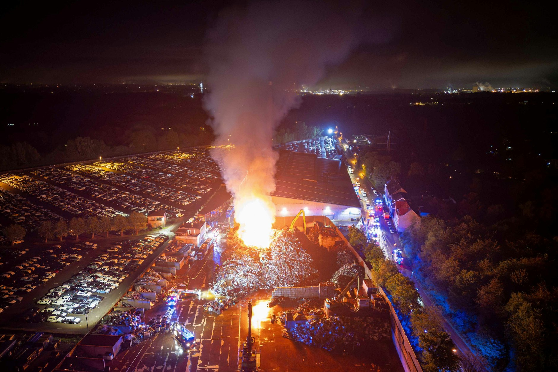 Flammen und Rauch steigen in den nächtlichen Himmel über dem Essener Stadtteil Altenessen. Ein Schrottberg mit einer Fläche von rund 10.000 Quadratmetern und 15 Metern Höhe steht in Flammen.