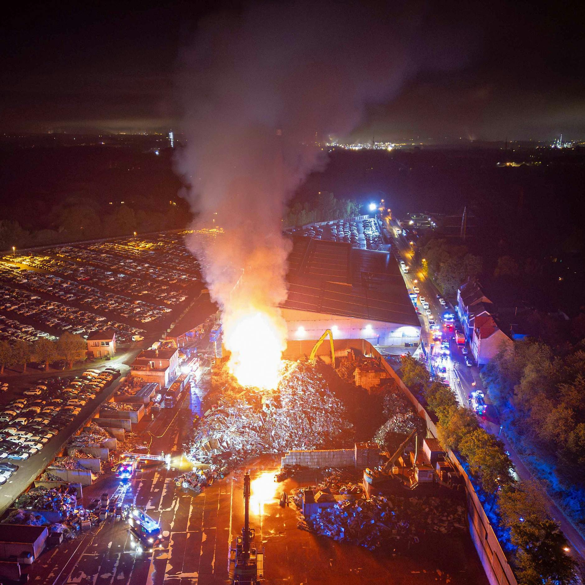 Inferno in Essen: 150.000 Kubikmeter Schrott in Flammen
