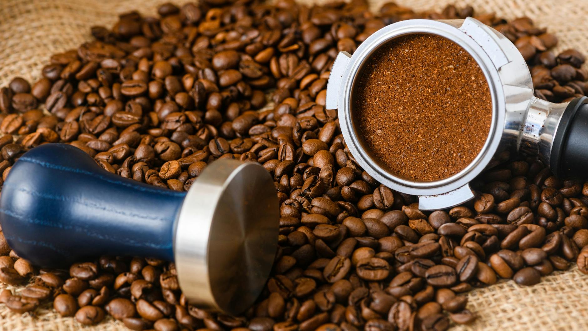 Der fest gepresste Kaffeesatz aus der Siebträgermaschine wird Puck genannt. Pucks entsorgen müssen deshalb vor allem Menschen, die als Barista arbeiten.