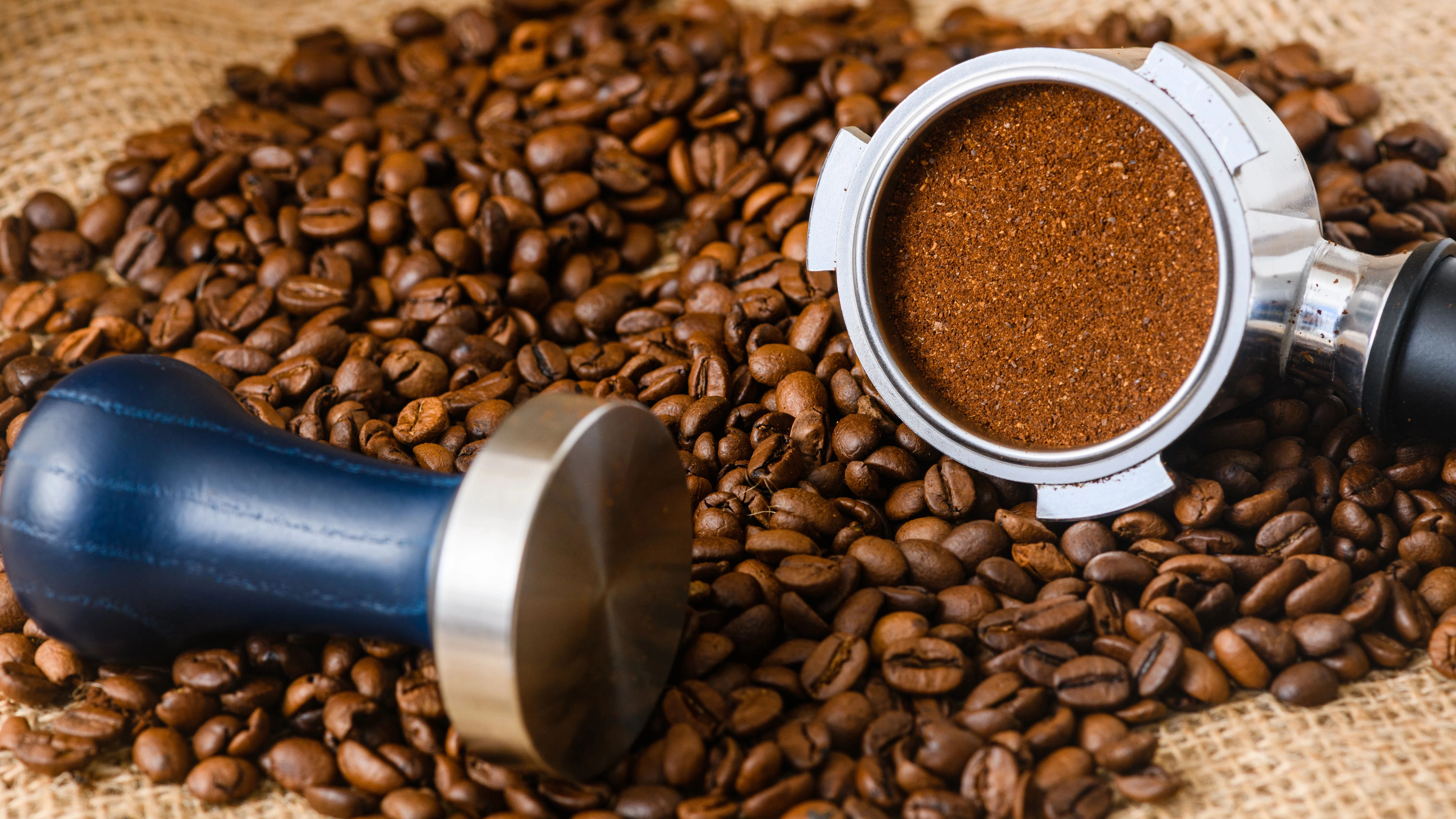 Der fest gepresste Kaffeesatz aus der Siebträgermaschine wird Puck genannt. Pucks entsorgen müssen deshalb vor allem Menschen, die als Barista arbeiten.