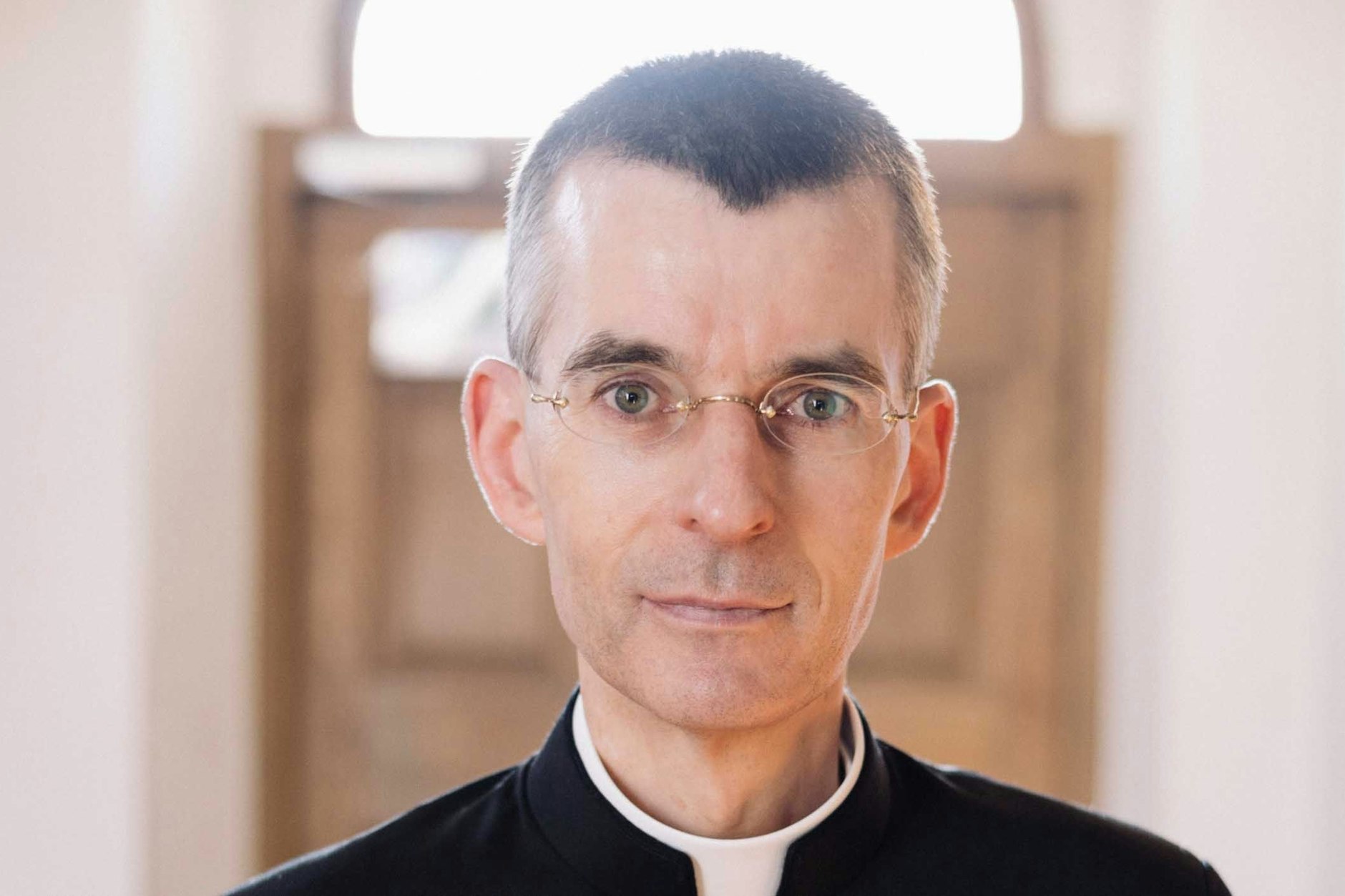 „Die Kirche braucht die queeren Menschen“: Wolfgang F. Rothe ist offizieller Queerseelsorger.