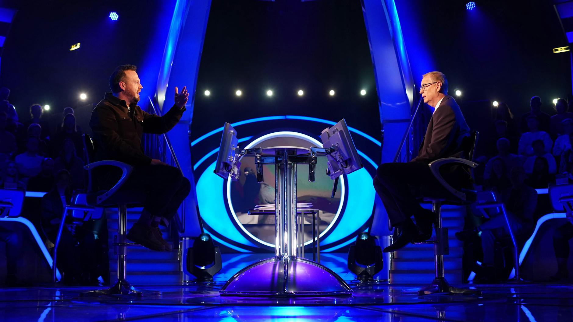 Diskutieren über Telematik-Tarife: Kandidat Phillipp Manske mit Moderator Günther Jauch bei „Wer wird Millionär?“.
