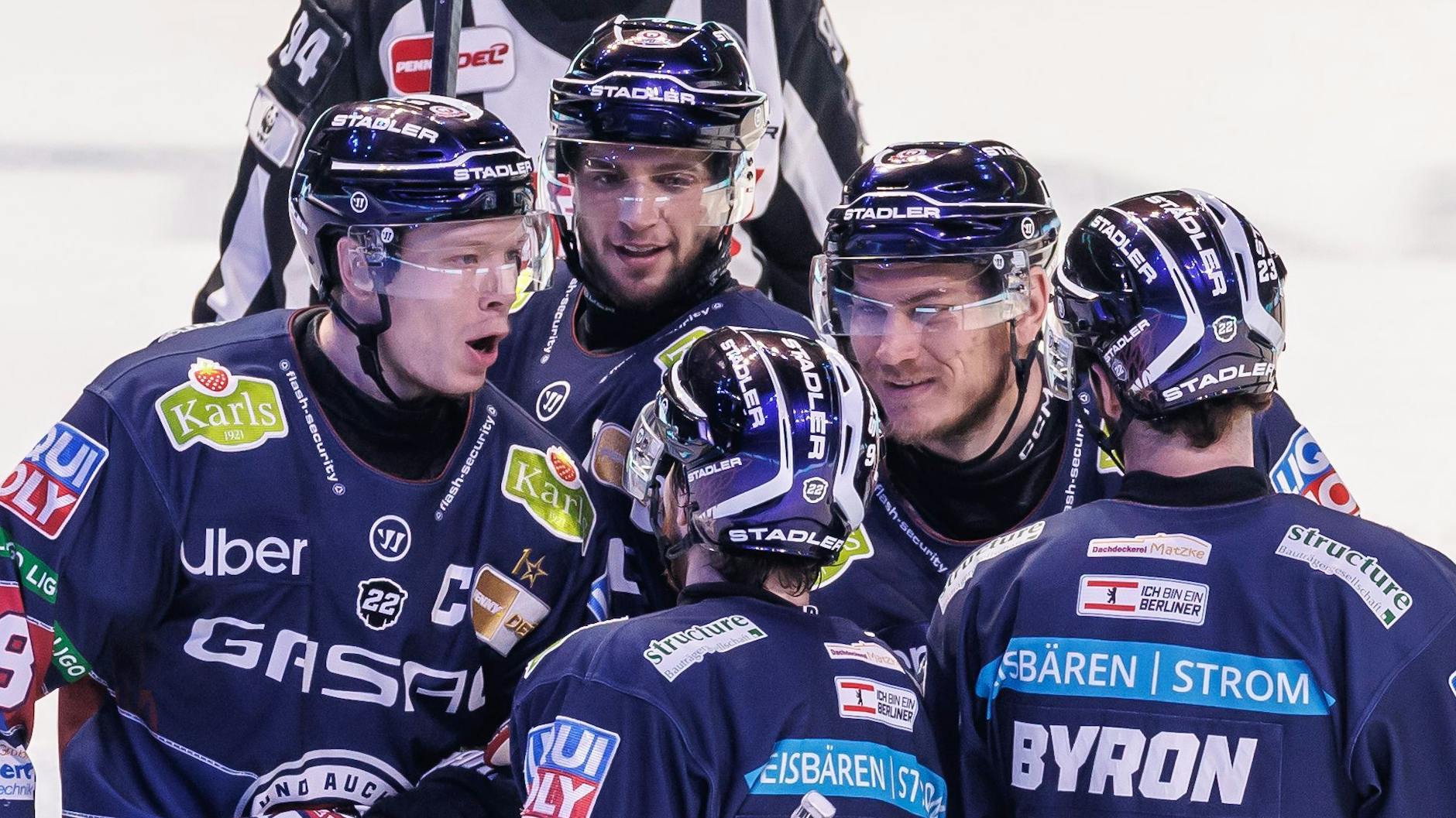 Spieler der Eisbären Berlin jubeln nach 7:0 Treffer.