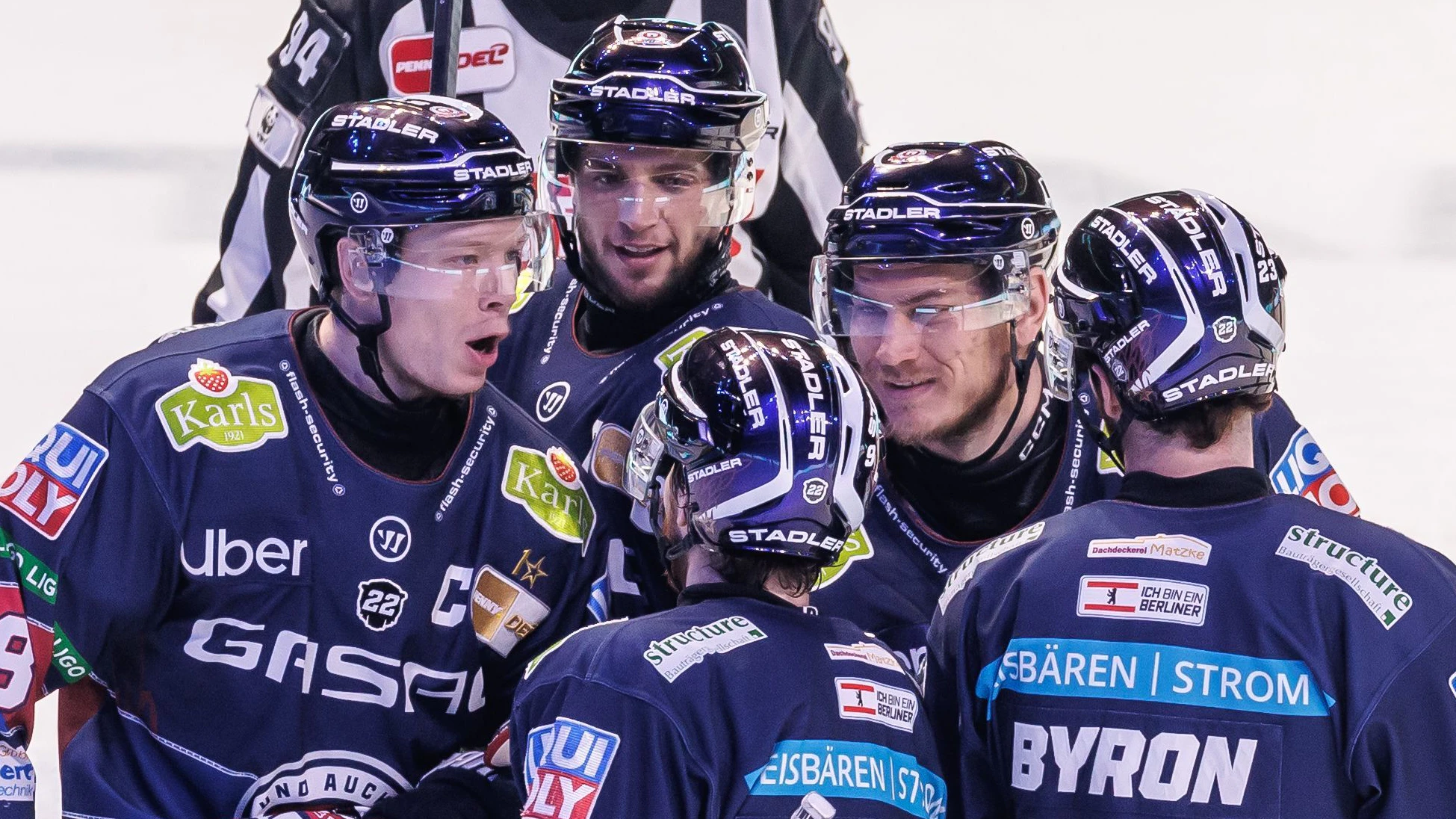 Spieler der Eisbären Berlin jubeln nach 7:0 Treffer.