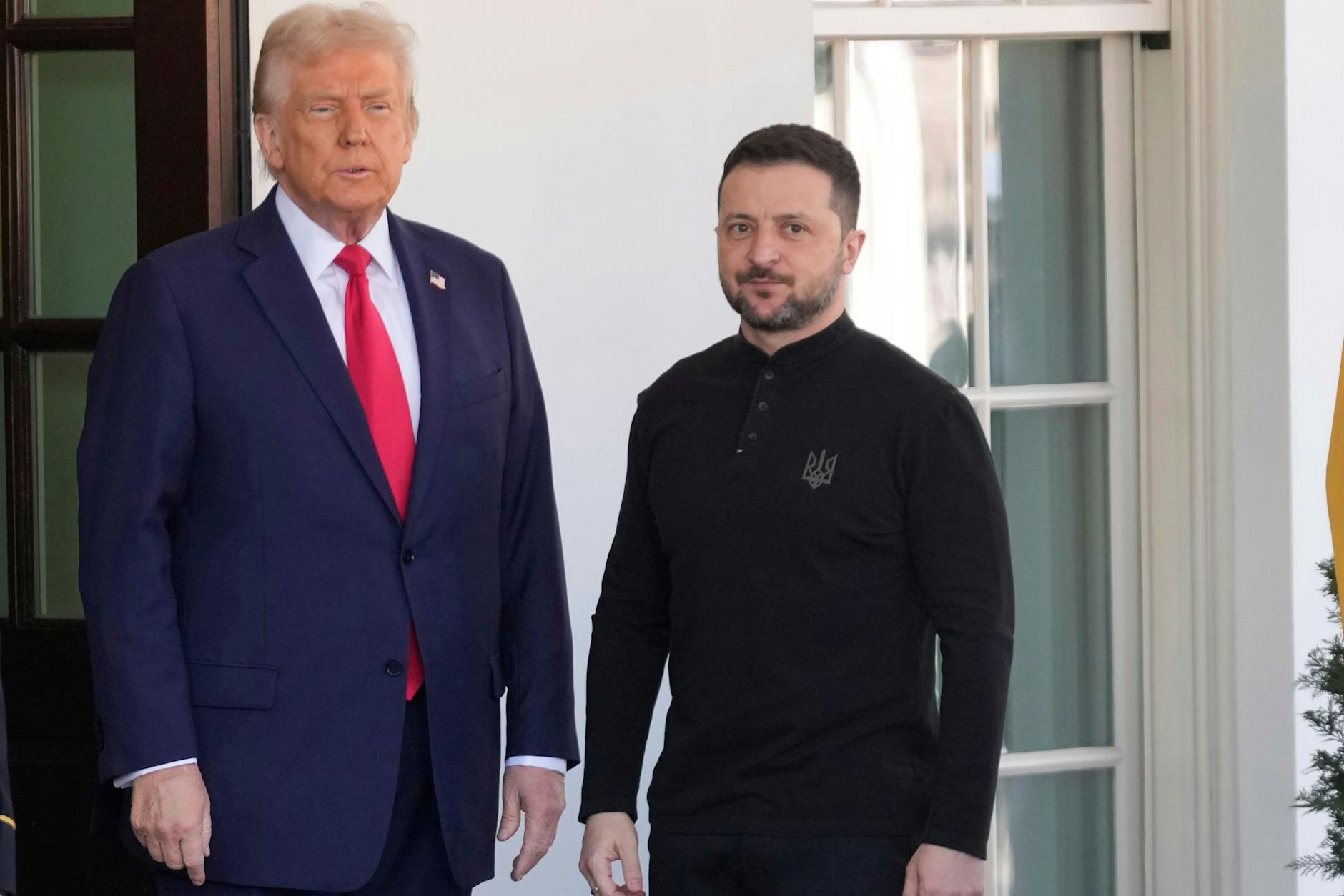 Ende Februar: US-Präsident Donald Trump (M) begrüßt den ukrainischen Präsidenten Wolodymyr Selenskyj im Weißen Haus, wo es zu einem öffemtlichen Eklat kam.