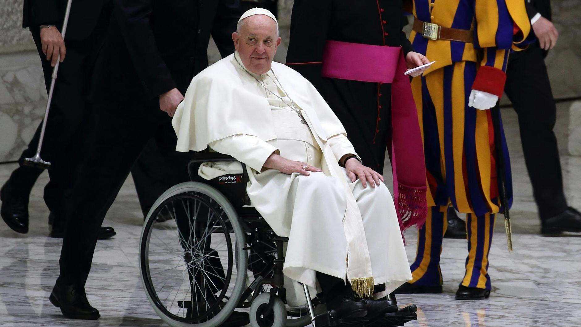 Papst Franziskus wird in einem Rollstuhl zu seiner wöchentlichen Generalaudienz geschoben. Zuletzt war das Kirchenoberhaupt schon schwer angeschlagen.