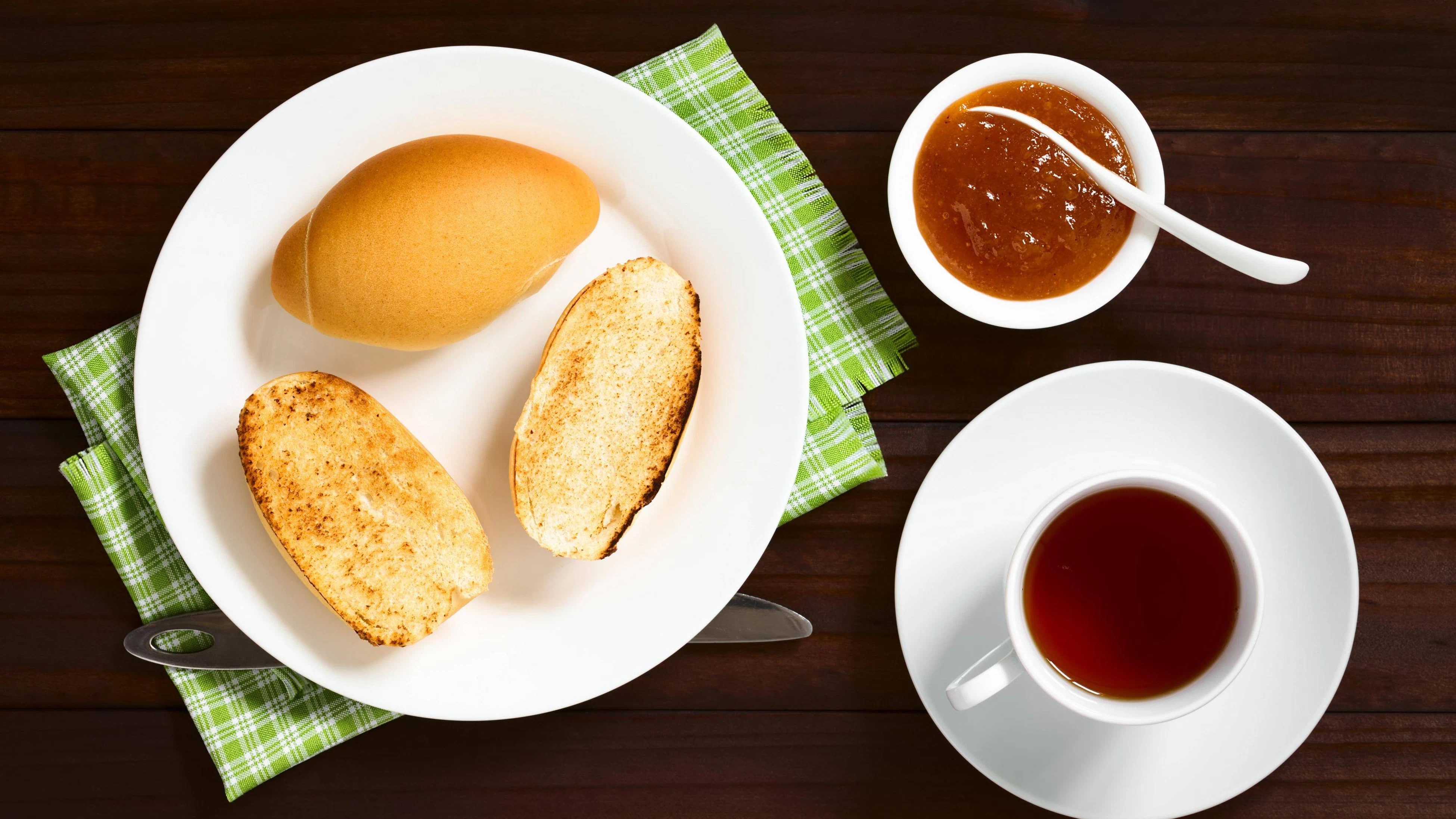 Kontinental oder amerikanisch? Das kontinentale Frühstück im Hotel setzt meist auf Backwaren, Marmelade und Kaffee.