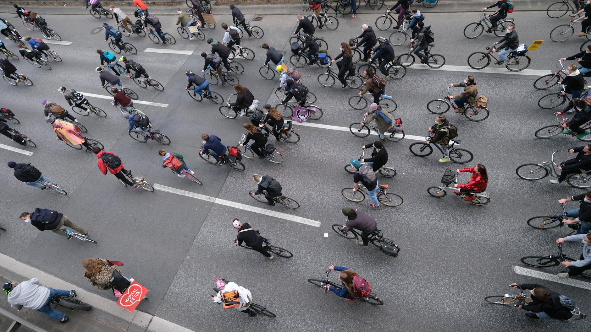 In Berlin gibt es immer wieder Fahrraddemos - auch am Dienstag. Im Berufsverkehr am späten Nachmittag werden Radler mit ihren Drahteseln Charlottenburg lahmlegen.