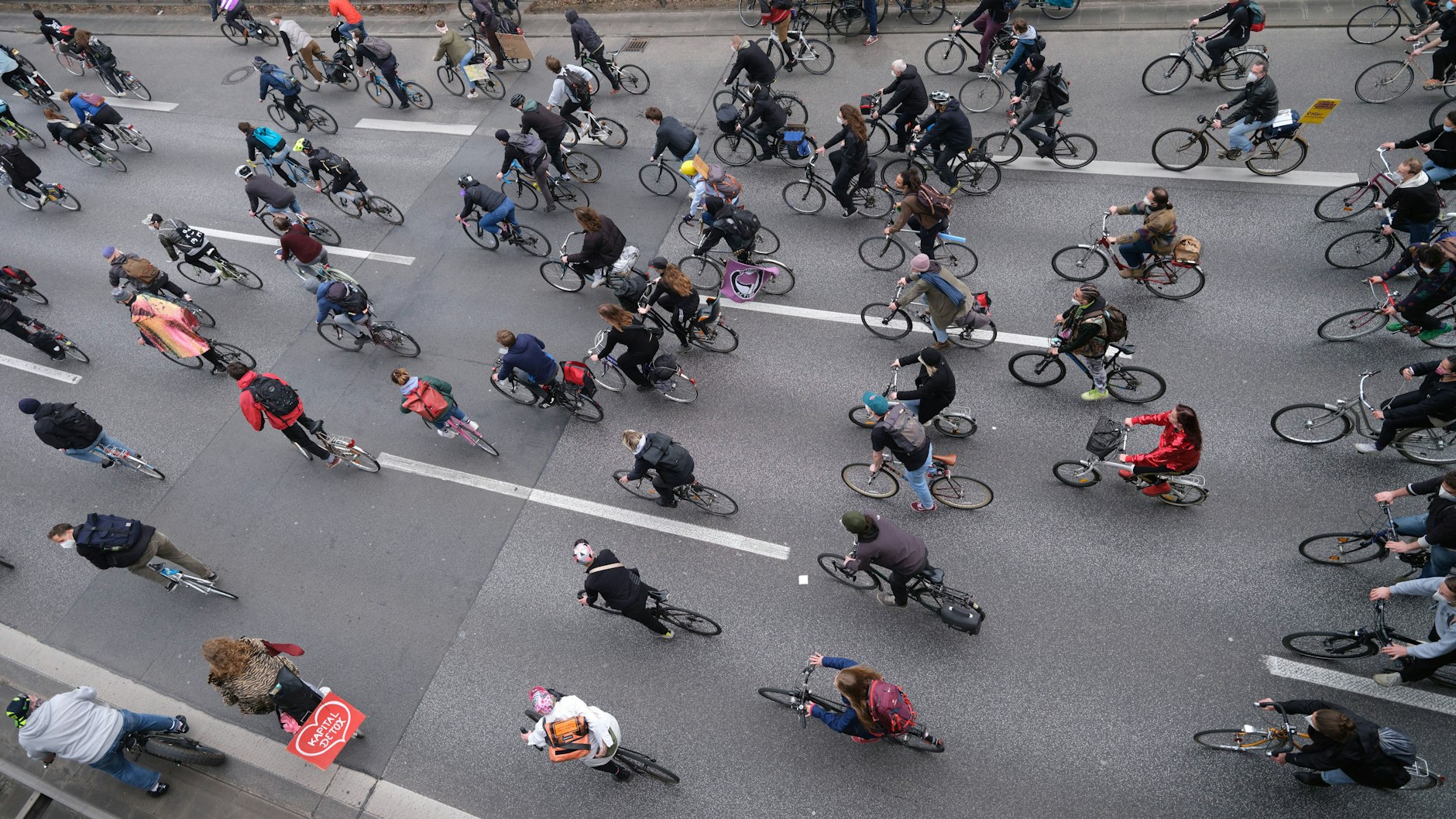 In Berlin gibt es immer wieder Fahrraddemos - auch am Dienstag. Im Berufsverkehr am späten Nachmittag werden Radler mit ihren Drahteseln Charlottenburg lahmlegen.