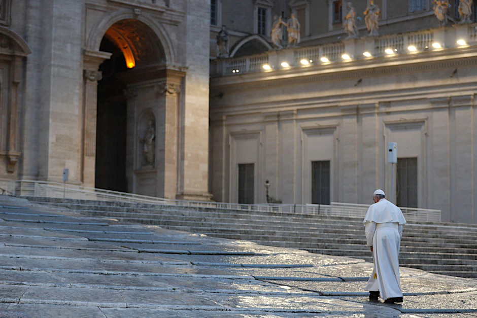 Papst Franziskus geht allein auf dem leeren Petersplatz im März 2020, bevor er den Sondersegen „Urbi et Orbi“ (der Stadt und dem Erdkreis) erteilt.