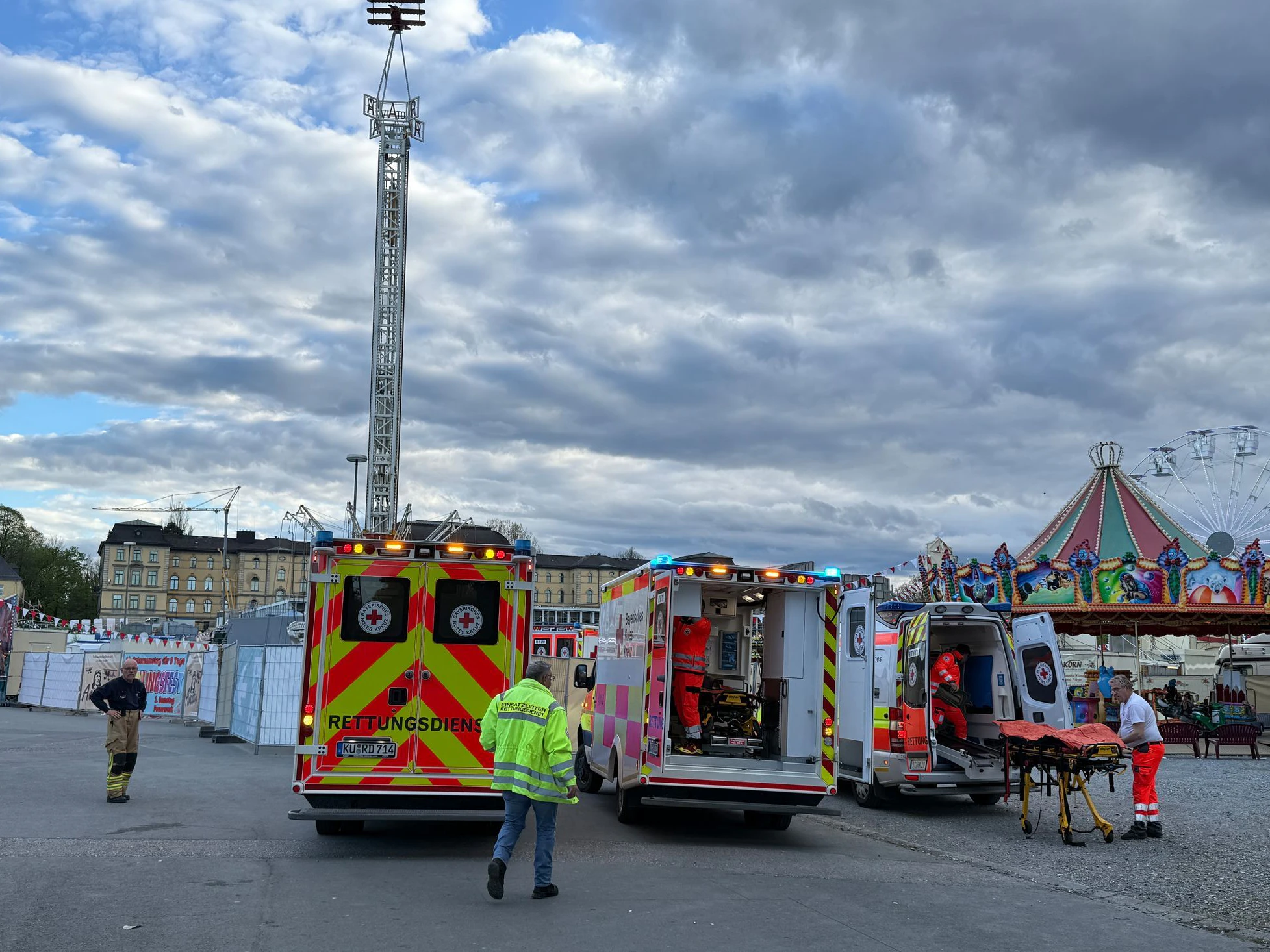 Rettungskräfte sind auf dem Volksfestplatz im Einsatz. Mehrere Menschen sind ersten Erkenntnissen zufolge bei einem Unfall mit einem Kettenkarussell in Bayreuth verletzt worden. 