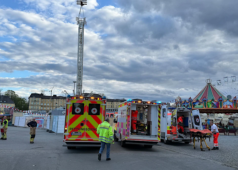 In Bayreuth soll es zu einem Unfall mit einem Kettenkarussell gekommen sein. Momentan ist noch unklar, wie viele Verletzte es gibt.