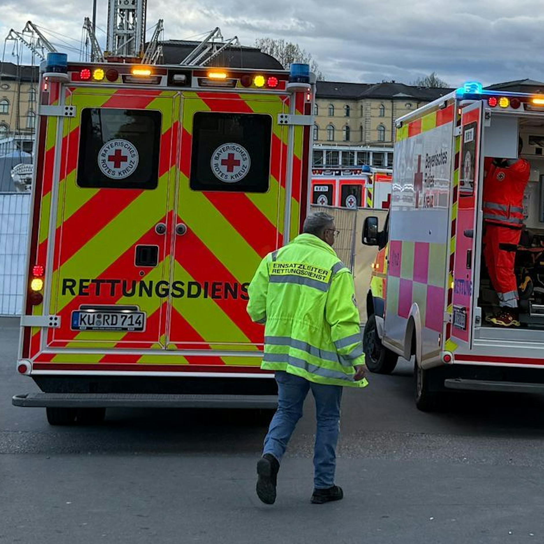 Horror auf Volksfest: Unfall mit Kettenkarussell, Verletzte! +++ Zeugin: „Ganz furchtbar“