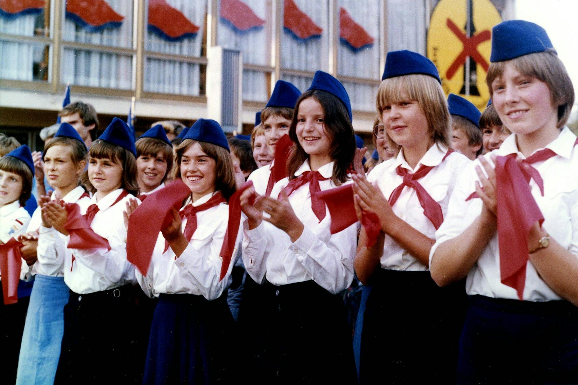 Das Halstuch gehörte zur Kleidung der Pioniere in der DDR. Bei den Jungpionieren war das Halstuch blau, bei den älteren Thälmannpionieren war es rot.