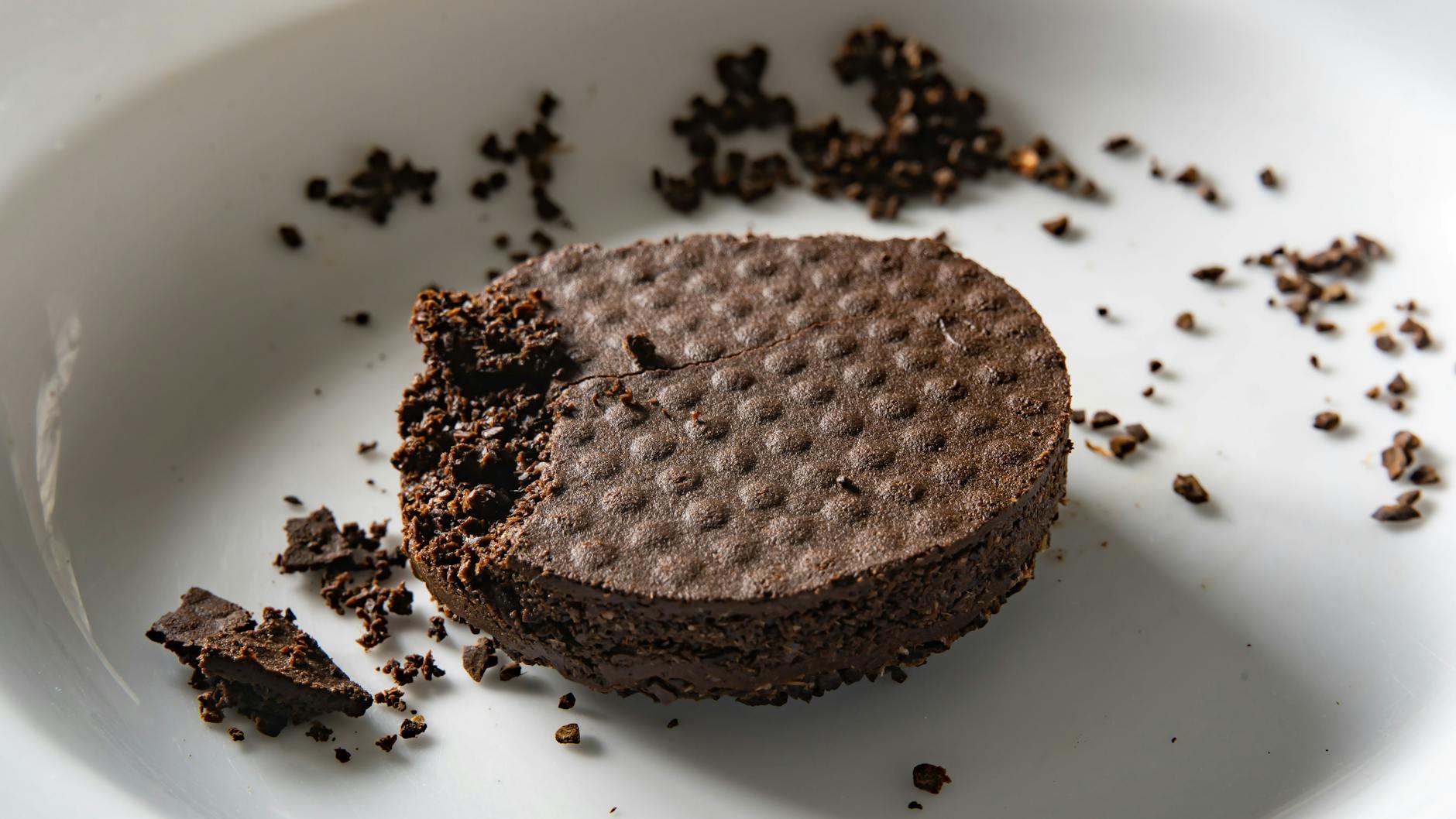 Weil der Kaffeesatz wie eine große Tablette aussieht, wird er auch Puck genannt. Baristas müssen bei der Arbeit jeden Tag Pucks entsorgen.