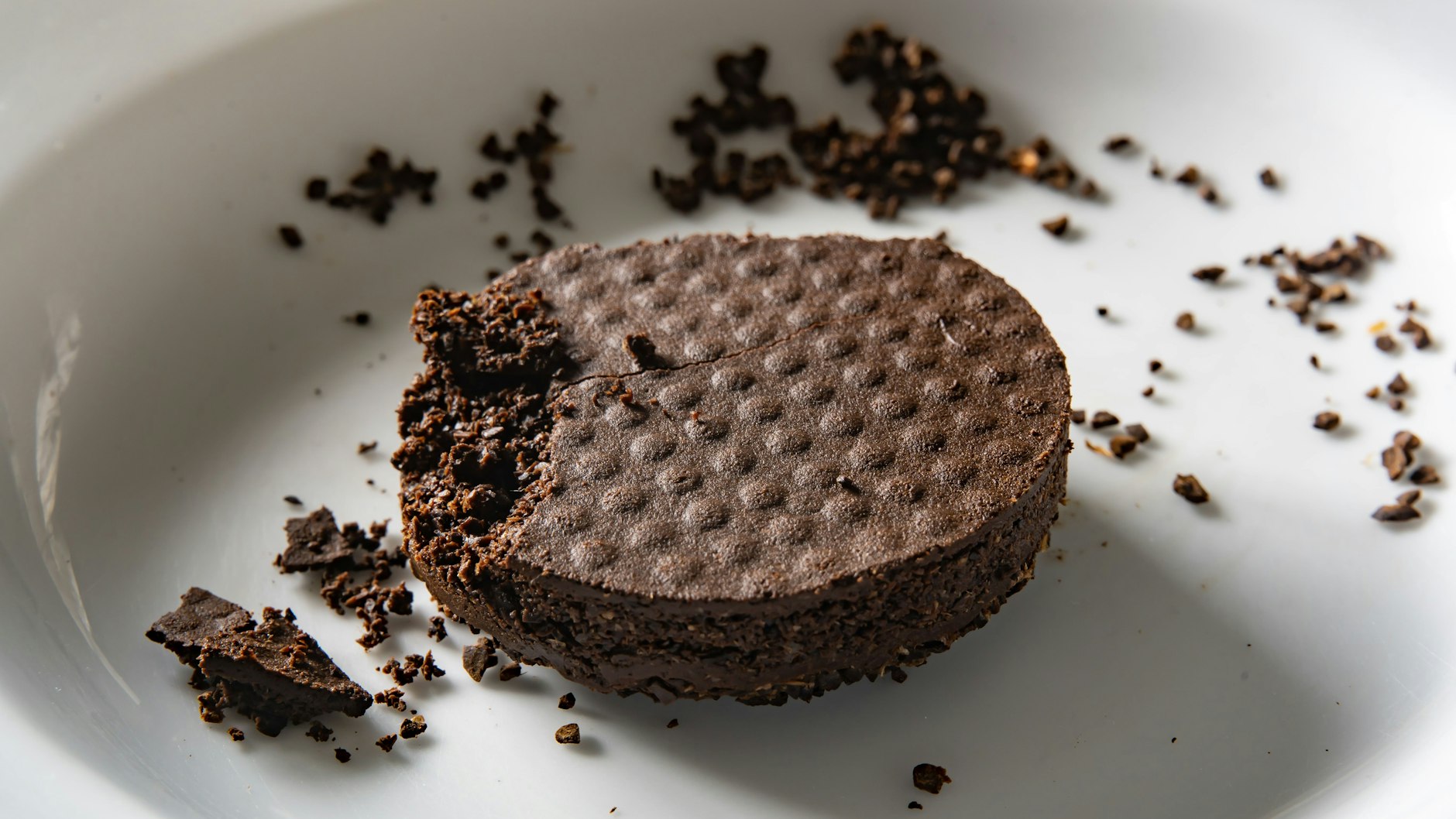 Weil der Kaffeesatz wie eine große Tablette aussieht, wird er auch Puck genannt. Baristas müssen bei der Arbeit jeden Tag Pucks entsorgen.
