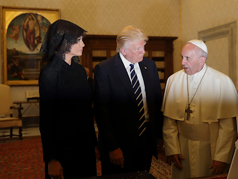 Papst Franziskus (r) trifft am 24.05.2017 im Vatikan den damaligen US-Präsidenten Donald Trump (M) und seine Frau Melania.