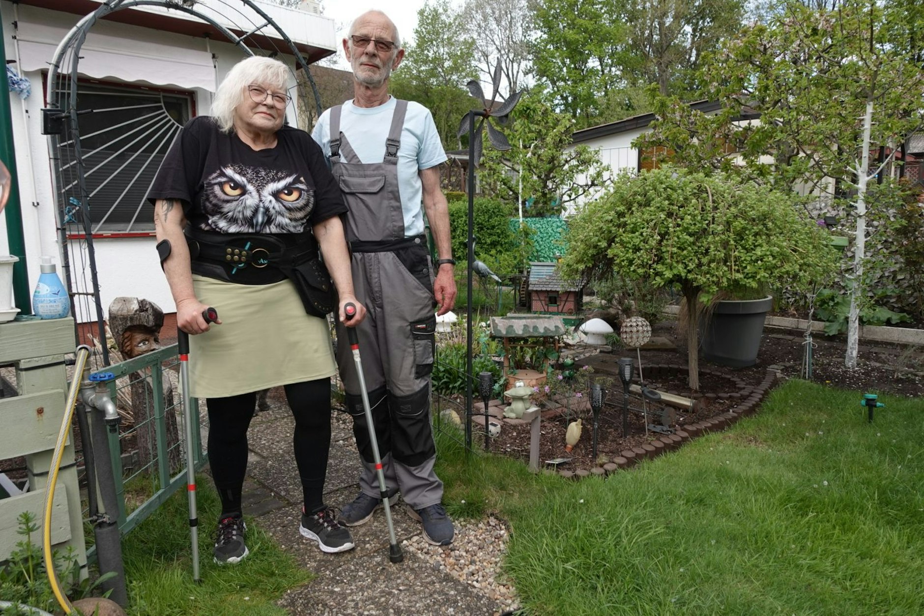 Die schwerbehinderte Maybrit Kirchbaum (65) ist auf ihre Krücken angewiesen: Ohne Auto kommen sie und ihr Mann Ralf (80) nicht in ihren Garten.