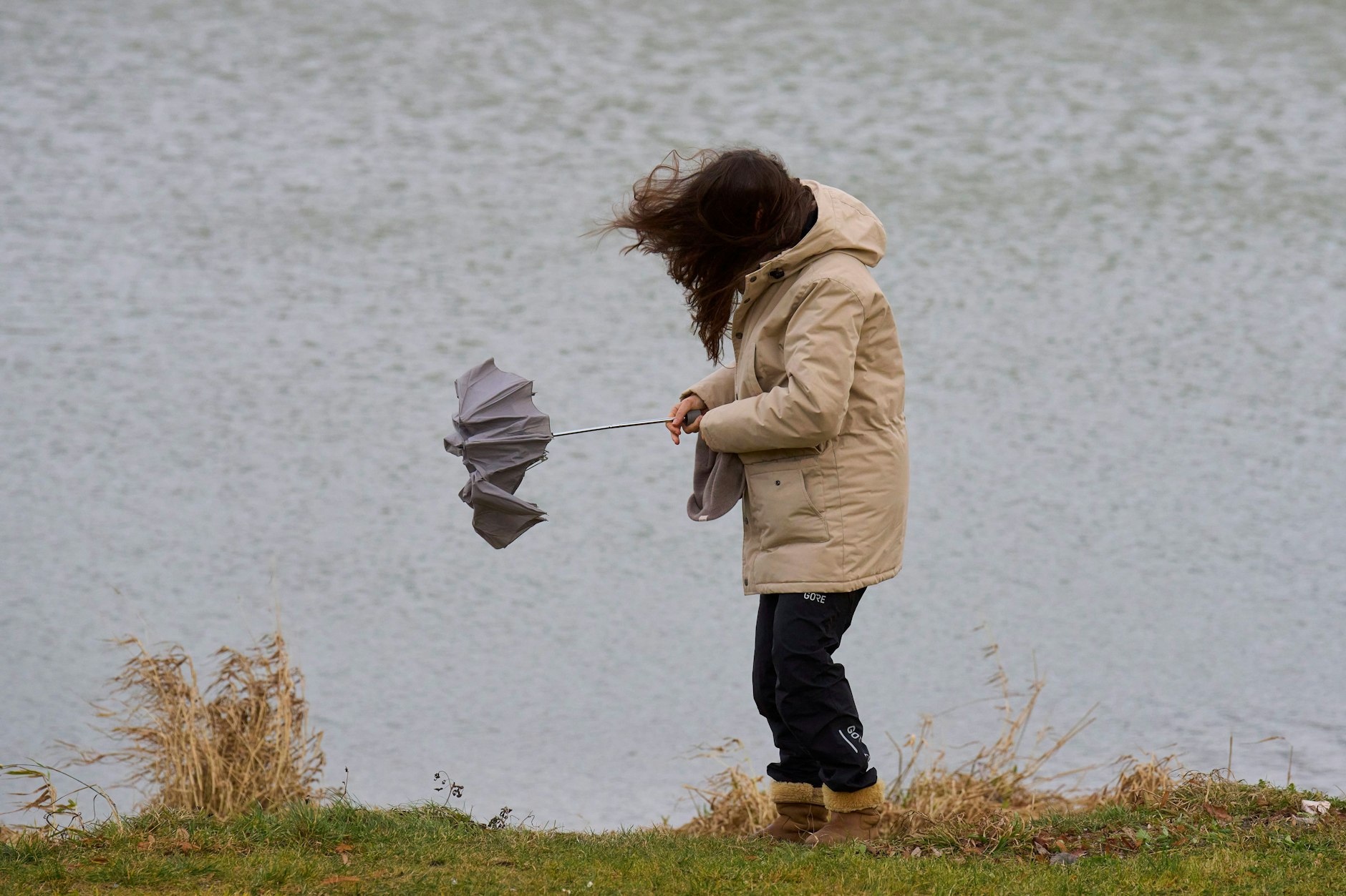 Das Wetter bleibt ungemütlich. Der Regen erfordert einen Schirm, der Sturm pustet ihn weg. 