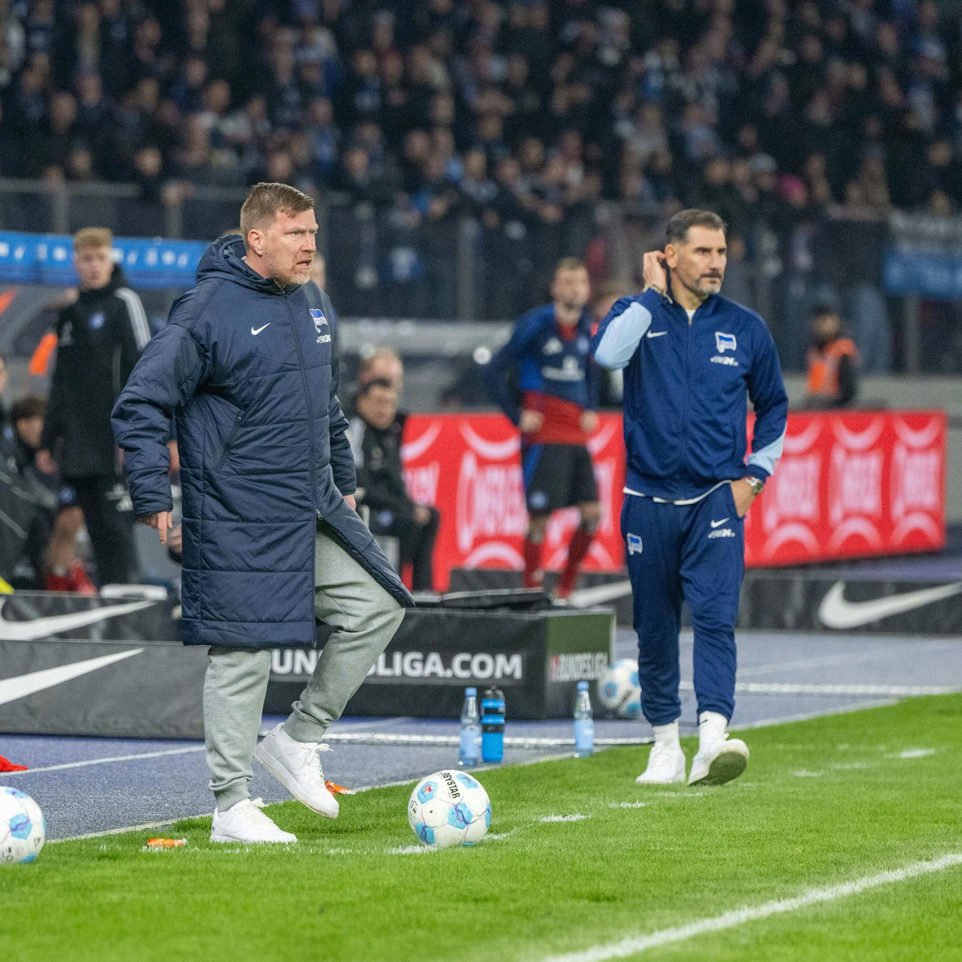 Zecke Neuendorf sprang Herthas Ex-Trainer Cristian Fiel immer wieder zur Seite. Doch es half nichts.