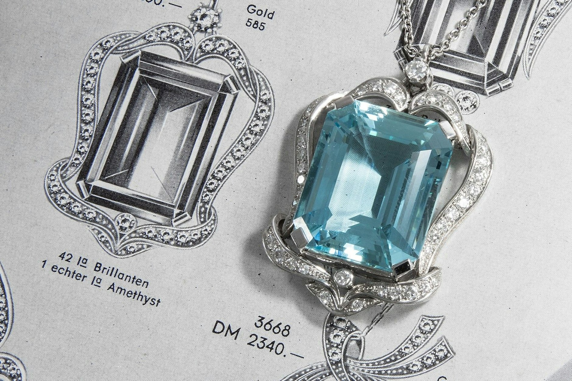 Aquamarin-Anhänger aus den 1950ern aus der Pforzheimer Schmuckfabrik Alfons Grupp. Für die Datierung kaufte Hofer alle Grupp-Kataloge.