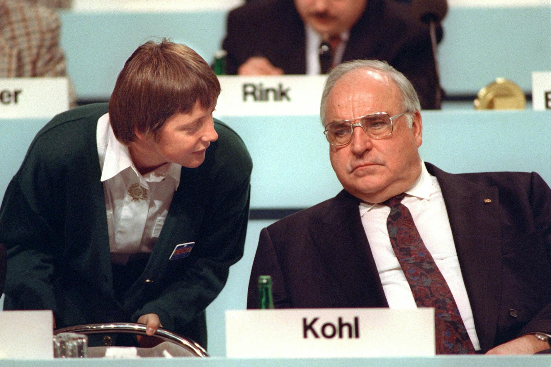 Helmut Kohl nach der Wende mit Angela Merkel 1991.