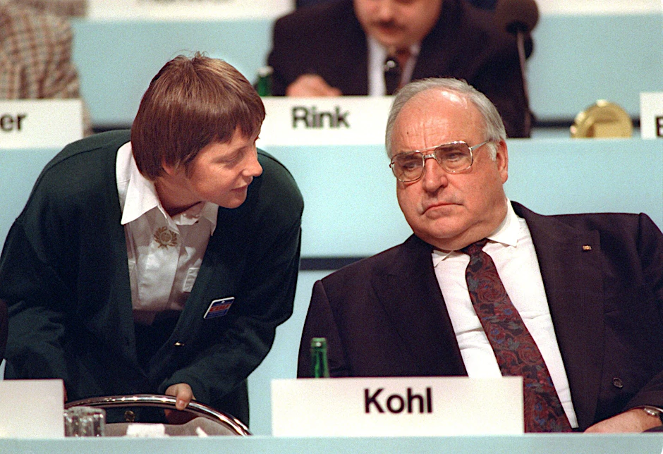 Helmut Kohl nach der Wende mit Angela Merkel 1991.