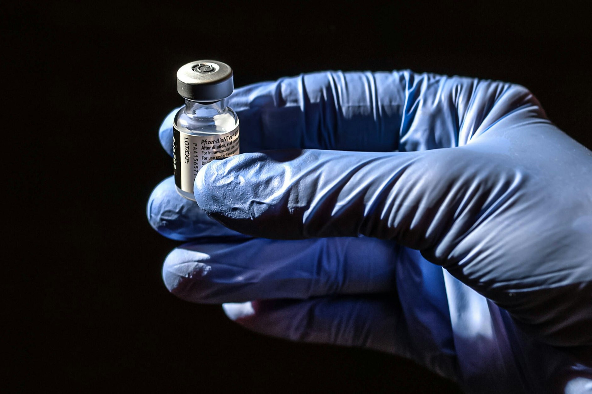 Ein Fläschchen mit Comirnaty BioNTech/Pfizer Impfstoff.