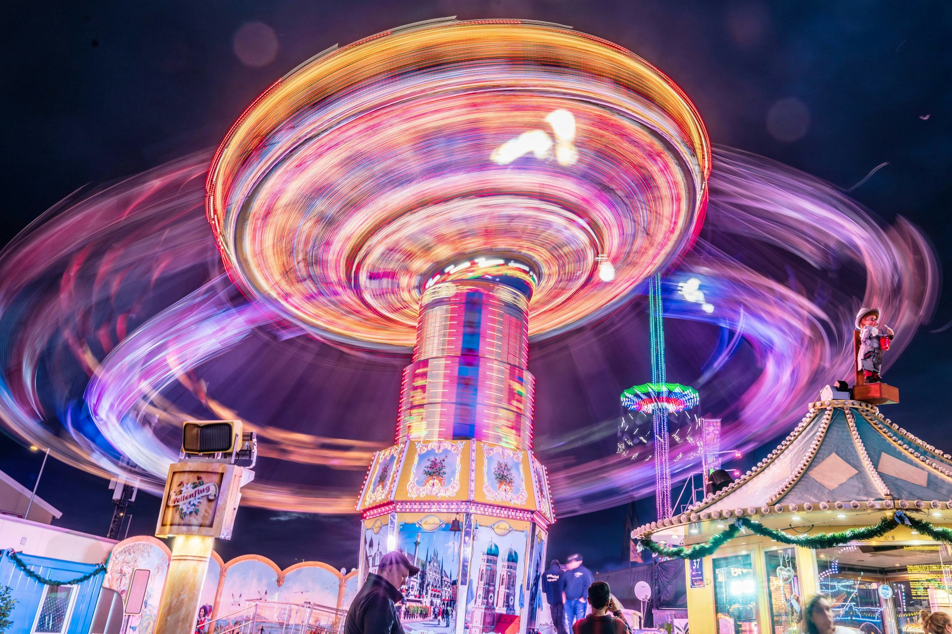 In Bayreuth soll es zu einem Unfall mit einem Kettenkarussell gekommen sein. Momentan ist noch unklar, wie viele Verletzte es gibt.