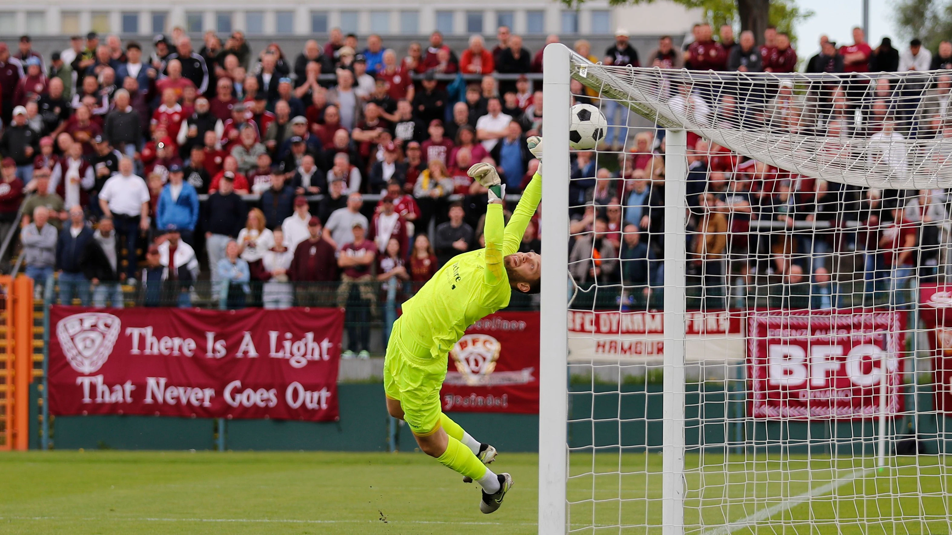 Da kann sich VSG-Torwart Luis Zwick noch so strecken: Der Ball ist nach dem Freistoß von David Grözinger drin - 1:0 für den BFC Dynamo.