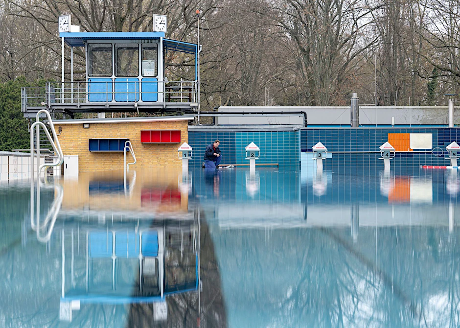 Schwimmmeister Thomas Halle überprüft das Wasser im Sportbecken des Sommerbades Kreuzberg. Nur eines der drei Becken des Prinzenbades wird in diesem Jahr beheizt.