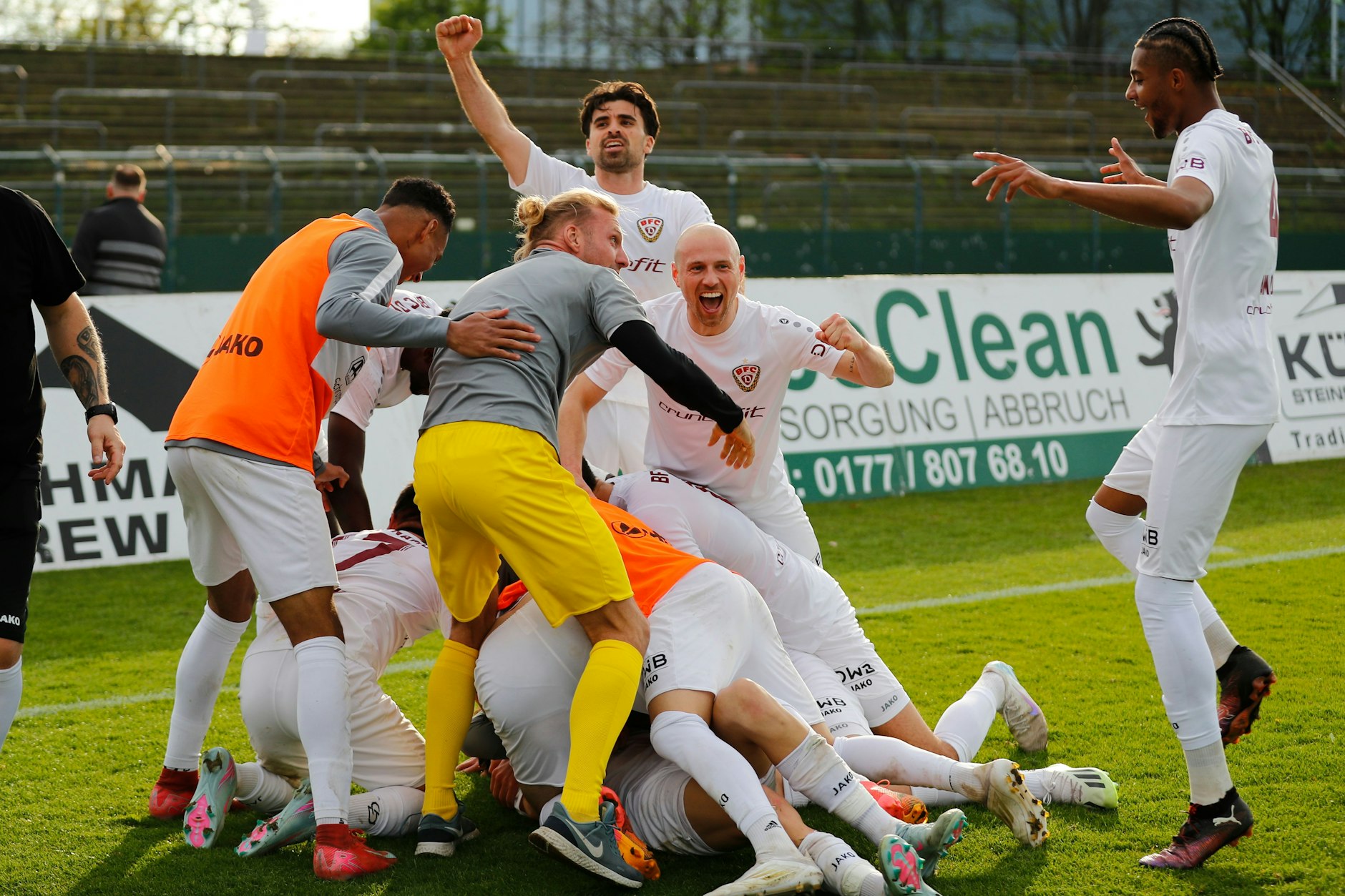 Im Jubel über das 3:2 gegen Altglienicke wird Torschütze Rufat Dadashov von seinen Dynamo-Kollegen fast erdrückt.