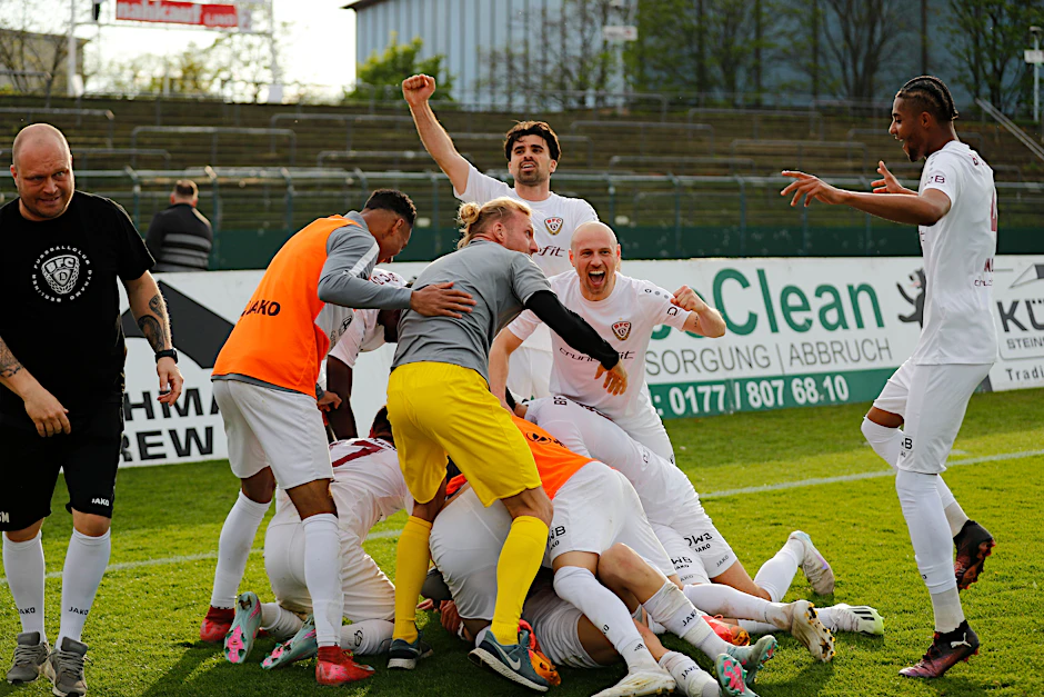 Im Jubel über das 3:2 gegen Altglienicke wird Torschütze Rufat Dadashov von seinen Dynamo-Kollegen fast erdrückt.