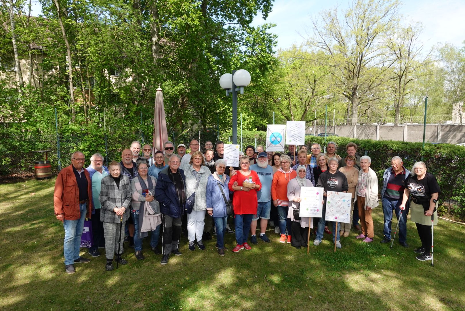 In Berlin-Wedding: Eine Fahrradstraße macht das Idyll dieser Kleingärtner kaputt