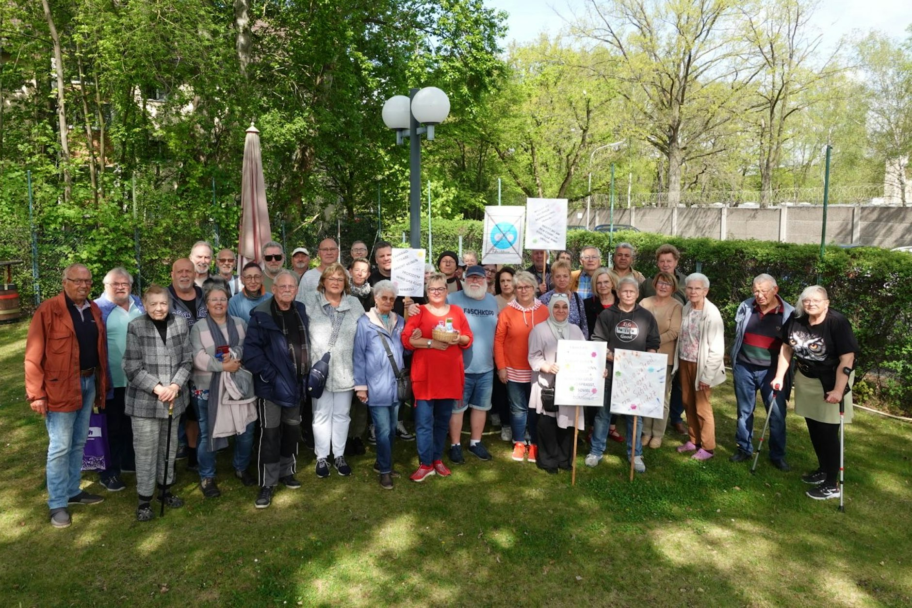 Diese Kleingärtner protestieren dagegen, dass der Charles-Corcelle-Ring, die einzige Zufahrtsstraße zu vier Kleingartenanlagen, in eine Fahrradstraße umgewandelt werden soll. 282 Parkplätze fallen so weg.