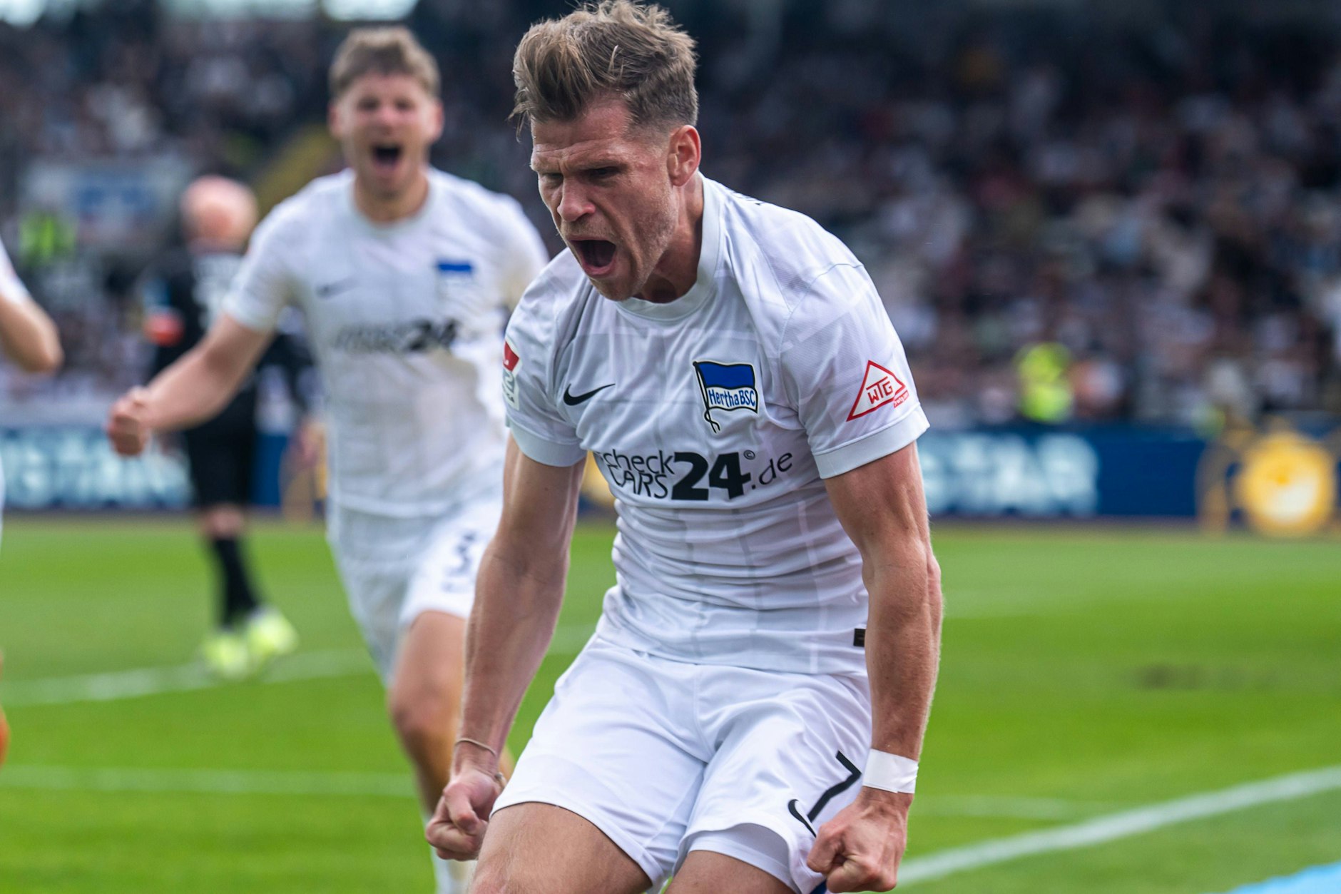 Geballte Fäuste, geballte Freude! Stürmer-Routinier Florian Niederlechner nach seinem Tor zum 3:2 in Ulm.