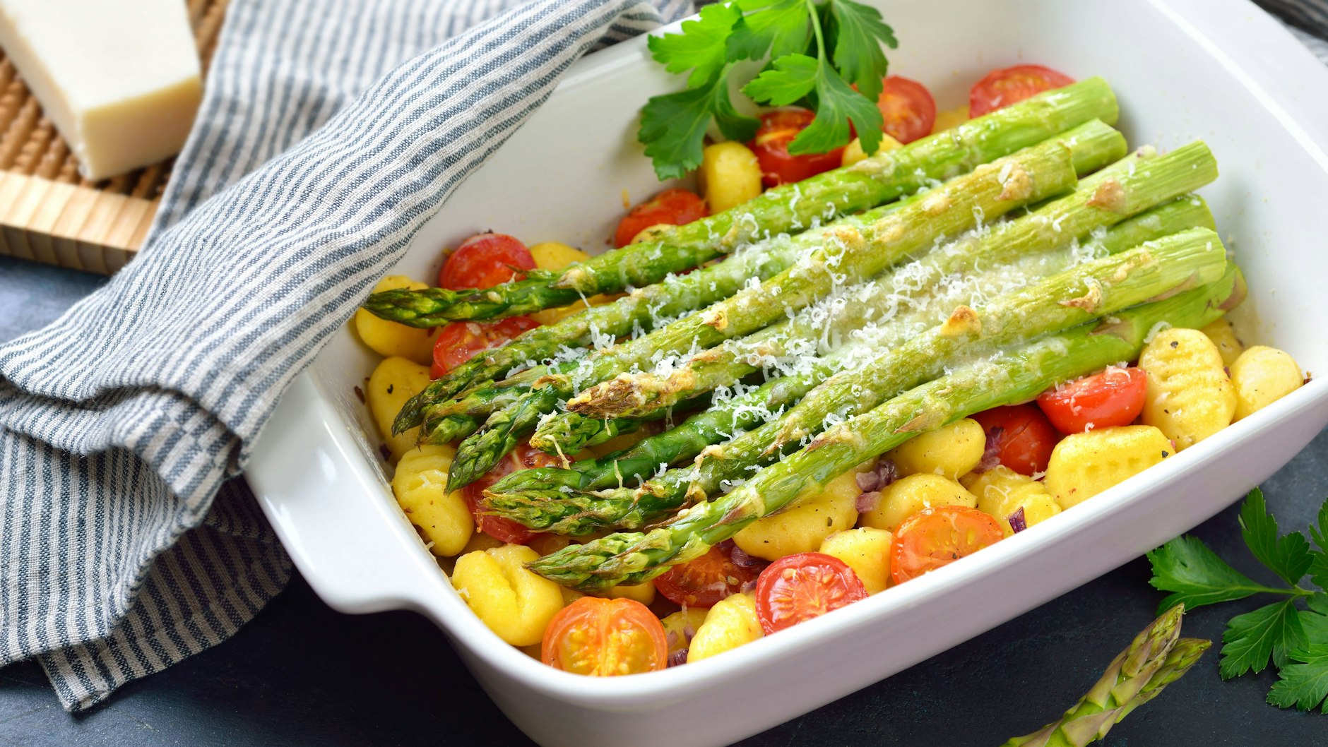 Das Rezept für Spargel aus dem Ofen ist der perfekte Frühlingsbote. 