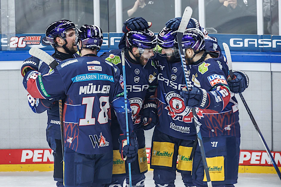 Freude bei den Eisbären Berlin: Yannick Veilleux (3.v.l) jubelt mit Teamkollegen nach seinem Treffer zum 5:0.