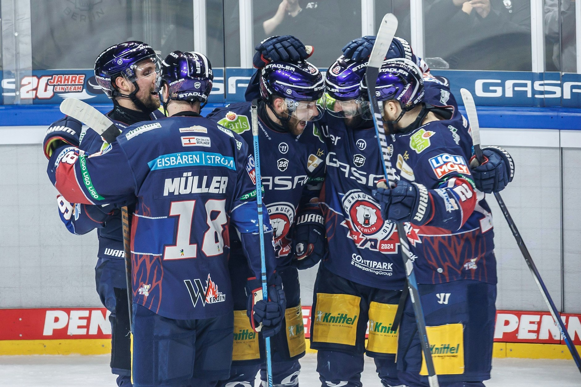 Freude bei den Eisbären Berlin: Yannick Veilleux (3.v.l) jubelt mit Teamkollegen nach seinem Treffer zum 5:0.