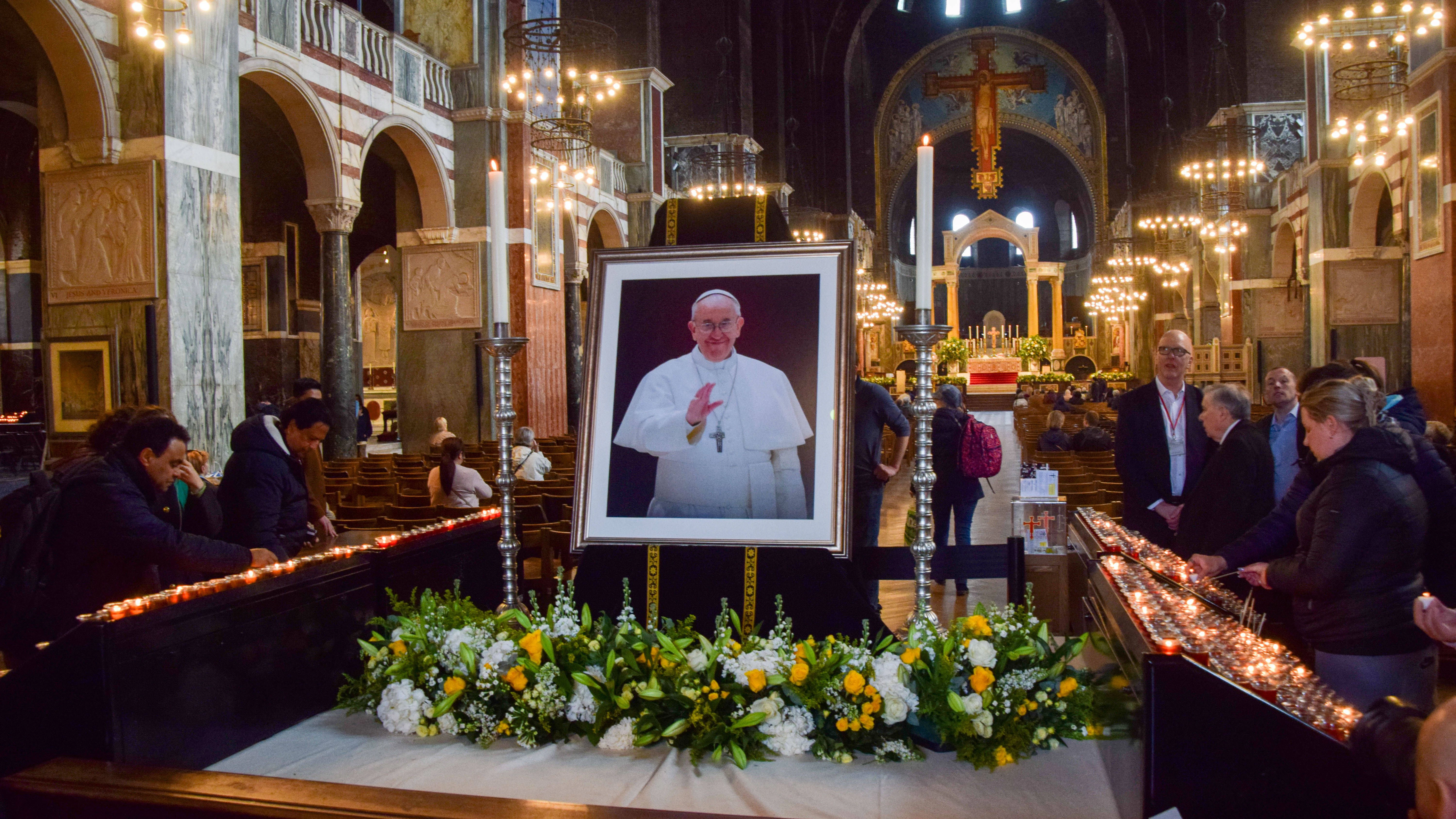 Auf der ganzen Welt wird im Papst Franziskus getrauert. Hier: Blumen, Kerzen und ein Porträt des Kirchenoberhauptes in der Kathedrale von Westminster in London.