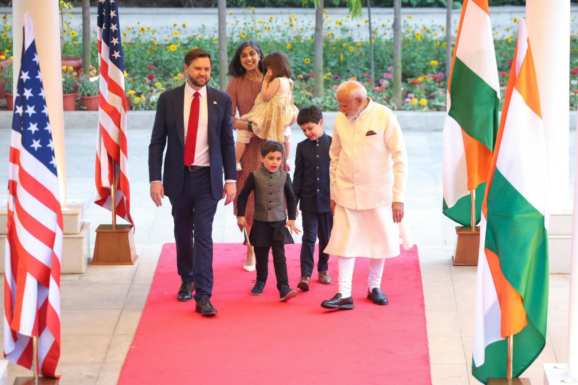 Der indische Premierminister Narendra Modi begrüßt in Neu-Delhi die Vance-Familie. Der US-Vizepräsident besucht Indien über vier Tage lang.
