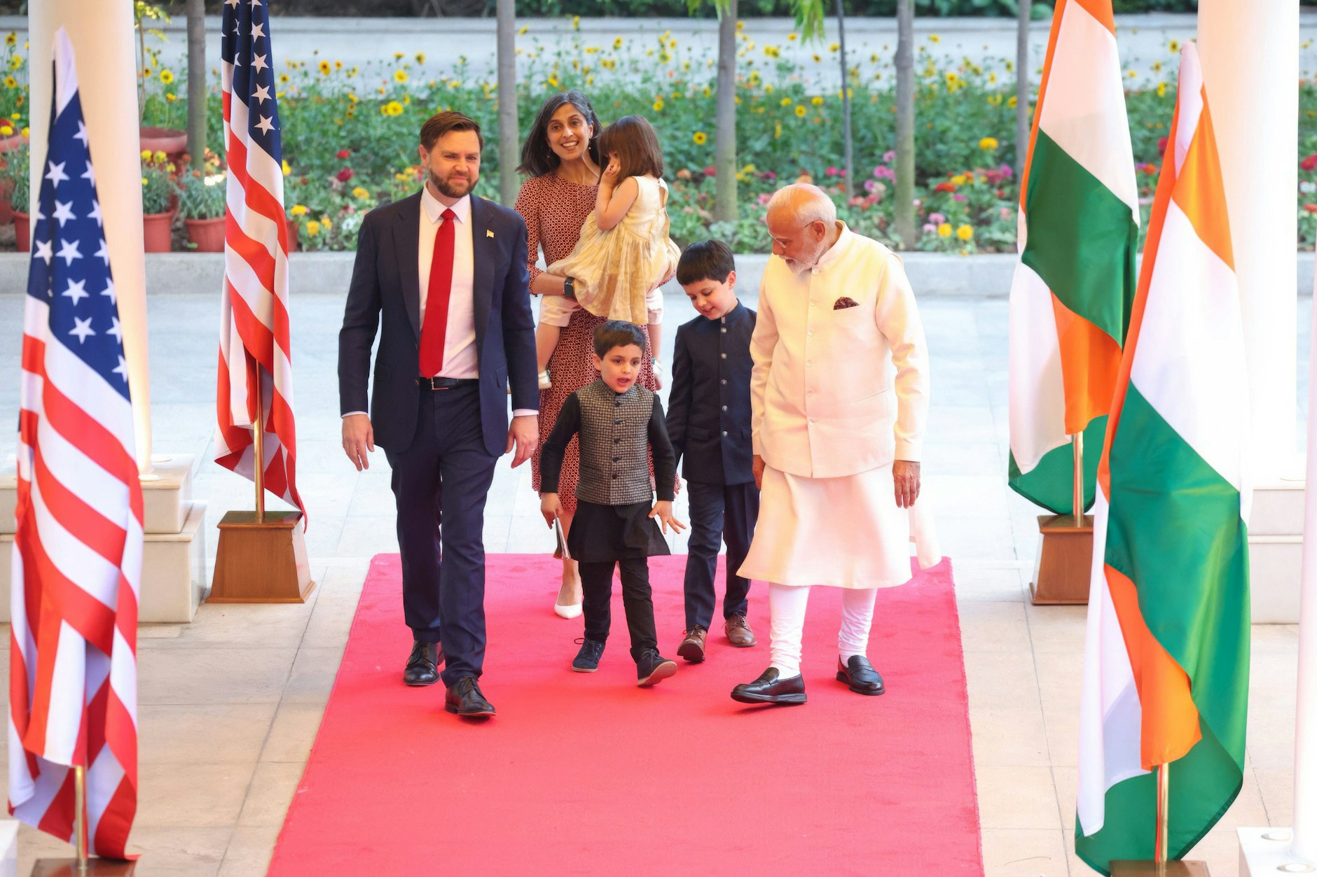Der indische Premierminister Narendra Modi begrüßt in Neu-Delhi die Vance-Familie. Der US-Vizepräsident besucht Indien über vier Tage lang.