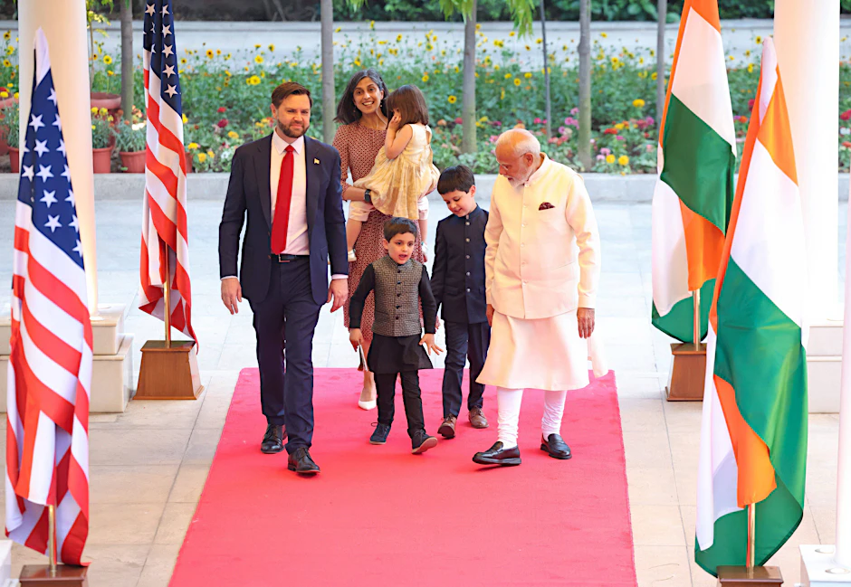 Der indische Premierminister Narendra Modi begrüßt in Neu-Delhi die Vance-Familie. Der US-Vizepräsident besucht Indien über vier Tage lang.